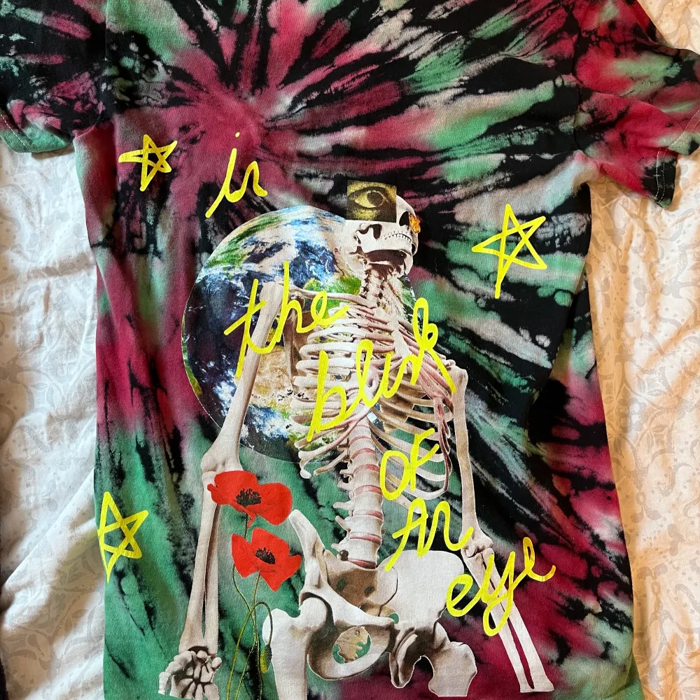 Säljer denna äkta Travis scott merch tröjan. Köpt här på Plick, hon jag köpte den av hade köpt den på lollapalooza. Knappt använd, as fet 🙏🏼⭐️ köparen står för frakten . T-paidat.