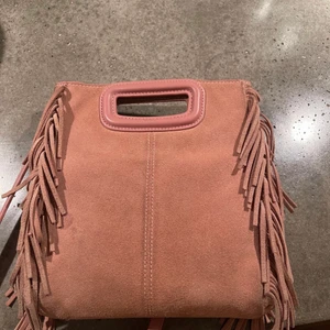 Maje väska - En jätte fin maje Väska i storlek mellan den är lite smutsig på baksidan men inget som syns om man har den mot sig. Säljs vid bra pris och snabbt köp skriv så snabbt som möjligt och buda gärna i kommentarsfältet ❤️