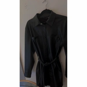 Skinn jacka/kavaj🤍 - Svart skinn jacka/kavaj från vero Moda i strl M🤍 använd en gång & är i fint & bra skick. Går ett band runt i midjan  & resten av detaljerna är med svarta. Leverns fixas men du står för den såfall🤍