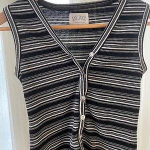 Grå randig vest  - Säljer den här grå randiga vesten från JAY JAY’S🖤