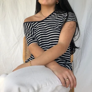 Randig T-shirt 🙏 - En randig T-shirt i mörkblå och vit. V-ringad men ganska loose fit så jag brukar ha den off-shoulder! Strl M. Köparen står för frakten. 🫶