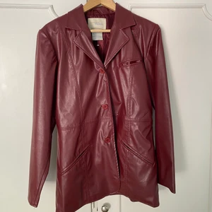 Vegansk skinnjacka - Såå snygg vegansk skinnjacka i rött, köpt secondhand! ”Skinnet” har gått upp lite vid knapparna men det är inget som är så märkbart när man bär den! 