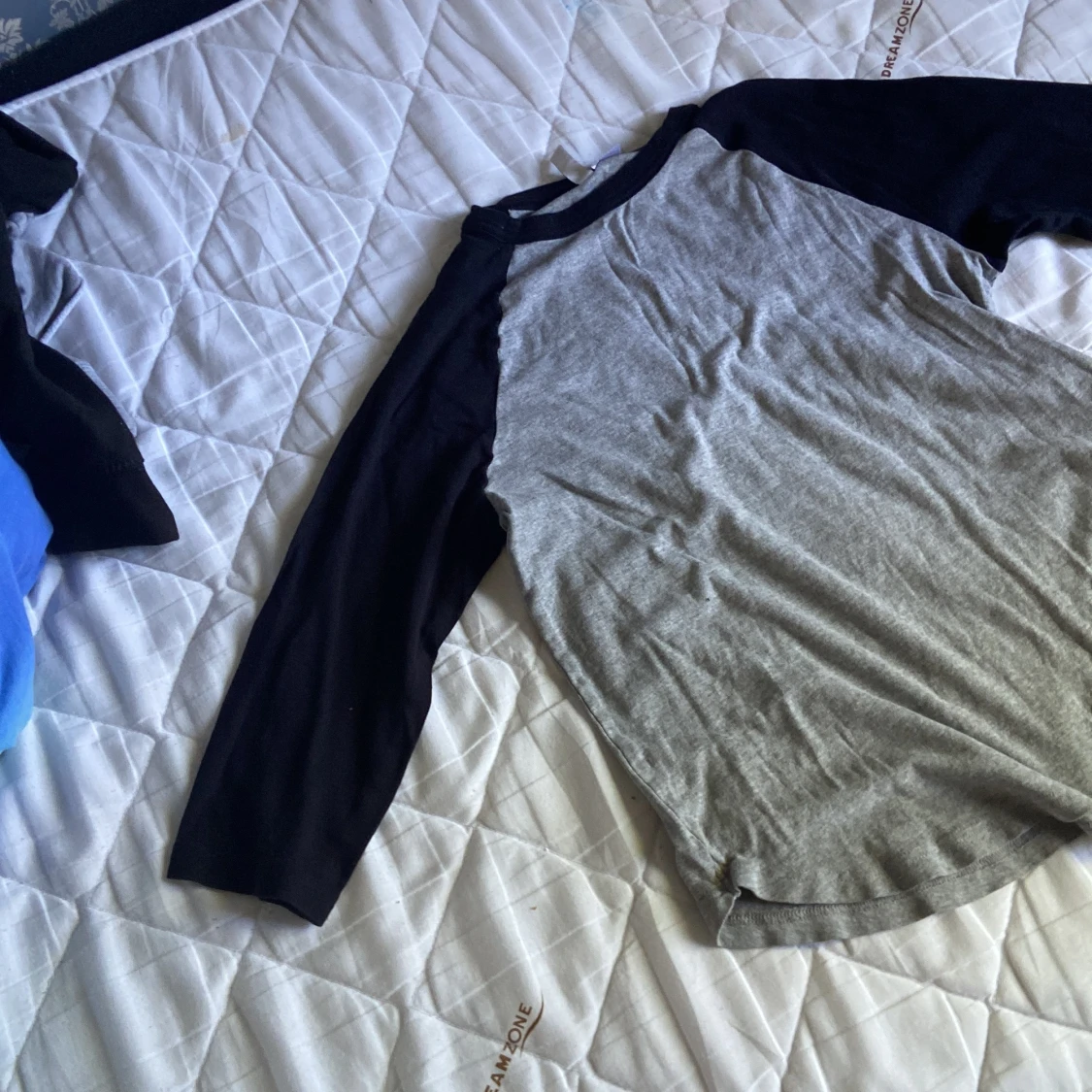 Grå och svart tröja - 90