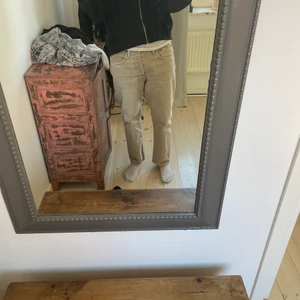 Acne jeans - Beige jeans från acne. Cond 9 av 10 använda ca 4 gånger . Köpta från acnes hemsida för typ 2500 Storlek 31 32 . Köpare står för frakt 