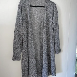 Lång kofta, grå - Mjuk i materialet. Bra skick. 