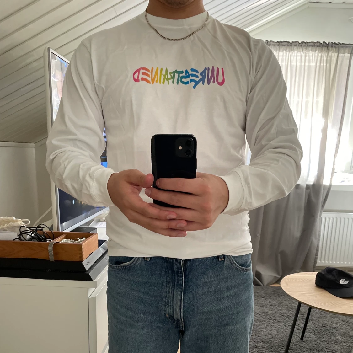 Vit Långärmad ”Unrestrained” 