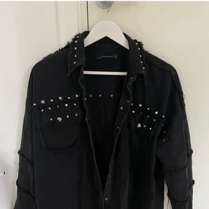 jeansjacka med nitar - säljer min svarta jeansjacka med nitar från zara! den är i storlek l men jag brukar ha xs i kläder och den passar ändå mig. toppen skick!