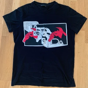 PRADA T-SHIRT  - Prada T-shirt i storlek M. Skick 9/10