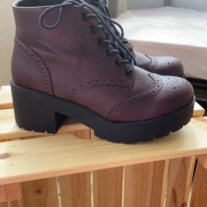 Vinröda klackar.  - Inte utslitna för fem öre för att jag sitter i Permobil och har således aldrig gått eller stått på dem.