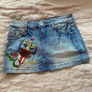 Y2k Kjol - Nu säljer jag min y2k kjol  skit snygg och passar nu t sommaren ❣️ skriv om du undrar något start bud: 120kr storlek xs du får välja själv om du vill ha spår bar frakt elr inte 💗