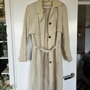 Trenchcoat från Whyred strl S - Trenchcoat från Whyred som inte kommer till användning. Skulle behöva en kemtvätt men i övrigt väldigt gott skick.   Storlek S.  Kan skickas mot porto, mötas upp i city, eller hämtas på Gärdet.