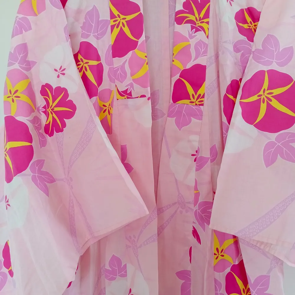Ett super gulligt vår,sommar festival.                Yukata (kimono set) ink: japanska skor (Geta) i storlek 39 samt strumpor och Obi bälte i matchande färger.🌸🌸. Övrigt.