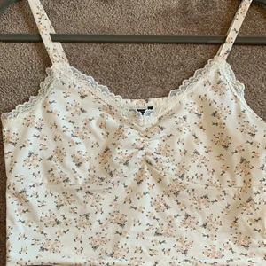 Linne - Säljer pga av inte haft till användning. Köpt på SHEIN för ca 50kr