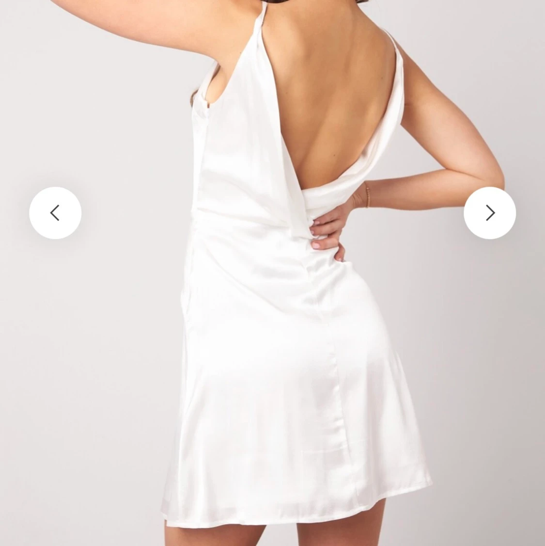 Vit satinklänning med öppen rygg - 90