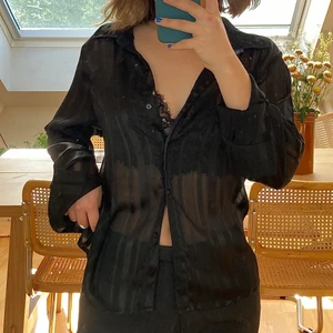 Svart genomskinlig blus - Svart genomskinlig blus i storlek M. Köparen står för spårbar frakt!