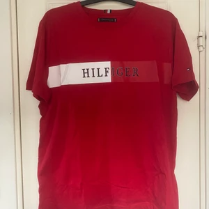 Tommy Hilfiger - Aldrig använd Hilfiger T-shirt, sann i storlek 