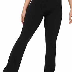 Flared leggings - Säljer ett par flared leggings jag köpte på amazon. Jag har bara prövat dem på en gång då jag råkade köpa fel storlek. Strl S men väldigt korta. Passar ksk någon som är ca 150-155 typ.