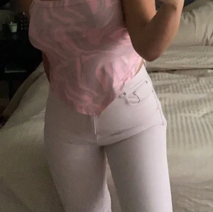 Ljusrosa 90s jeans - Säljer mina ljusrosa 90s jeans, sjukt snygga till sommaren och går perfekt över skorna för mig som är 168 cm 😍önska verkligen att de passa mig men har tycärr blivit för små, super bra skick