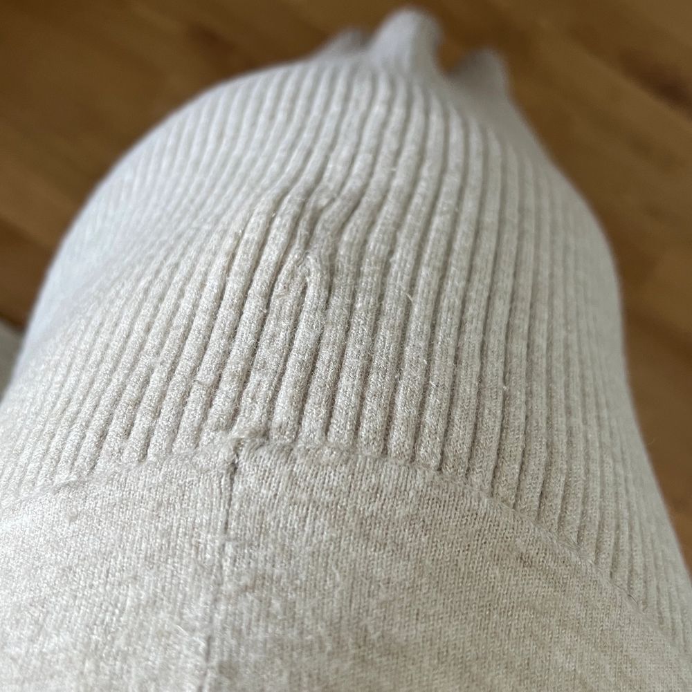 Säljer min fina stickade kjol, köpt på Lindex förra året använd några gånger. Jättemjukt material med lite tyngd så den sitter snyggt men inte för tight. Passar mig som har M men skulle säga att den passar S också. Bästa kjolen som behöver en ny ägare🥲❤️. Kjolar.