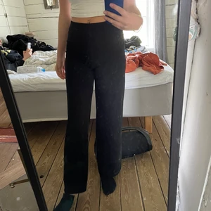 Kostym byxor - Långa kostym byxor (jag är 173 med ganska långa ben), risårband i midjan, ganska stretchiga 