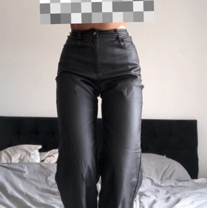 Skinn/latex byxor - Säljer pga att dem inte är min stil längre. Perfekt i längd på mig som är ca 170cm. Och byxorna kramar verkligen om kroppen. Pris kan diskuteras 