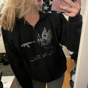 Rhinestone hoodie  - Säljer min best yet to come rhinestone zipup. Köpt i höstas för 600(inklusive frakt) och använd få gånger. Alla  rhinestones är kvar. Passar mig som har XS vanligtvis. slutsåld och har för mig att de ej säljs längre. Köparen står för frakten💕💕💕💕