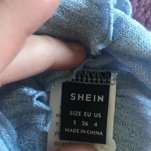 En gullig tröja  - En blå tröja med knappar  Säljer pga att den är för stor för mig❤️ Aldrig andvänt har bara prövat den men insåg att den var för stor❤️