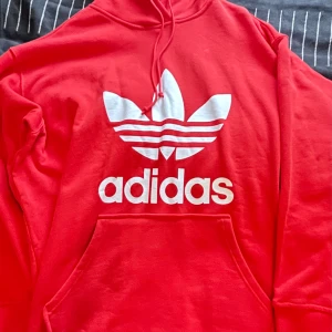 Ny röd Adidas xxxl - Grymt tröj enligt bild men är för stor för mig, så den är 100% ny! Nypris över 1200kr