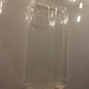 Glittrigt genomskinlig skal (iPhone 11) - Ett jättefint genomskinlig skal med glitter i för IPhone 11🤍 