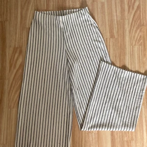 byxor - randiga, sköna byxor med stretchigt material🖤 använd ett fåtal gånger och korta på mig som är 173cm!