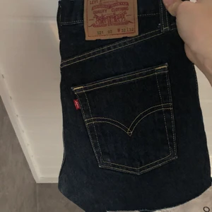 Vintage Levis shorts - Vintage Levis shorts, supersköna och asnygga. Storlek: 36 men funkar med 38 också. köparen står alltid för frakten, för fler frågor är det bara å skriva💖💖 postbevis skickas alltid<3