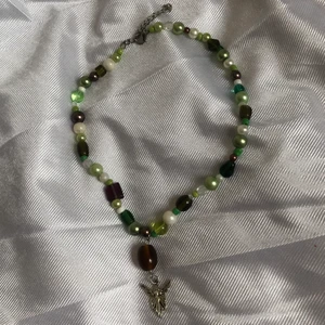 Grönt pärlhalsband fairy - halsband med gröna och bruna pärlor🤎🪴 dma vid frågor, frakt tillkommer på 15 kr :)
