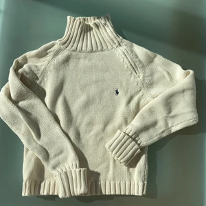 Ralph lauren tjocktröja - En super mysig Ralph lauren tröja som tyvärr inte kommer till användning, fint skick!! Strl M men skulle säga att den passar någon med S också. Köparen står för frakten