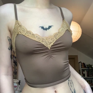 Brun topp  - Superfin brun topp med spets, den är lite för stor för mig så den sitter lite lösare än vad den gör på första bilden