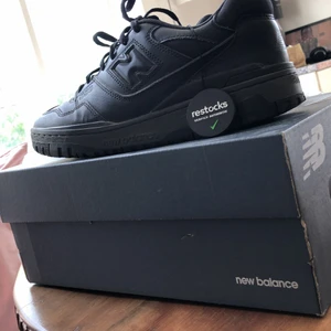 New balance 550 tripple black - Säljer de här för att de är fel storlek och passar inte min still köpta från restocks nu pris är 2000kr mitt pris 700kr använd 1 gång
