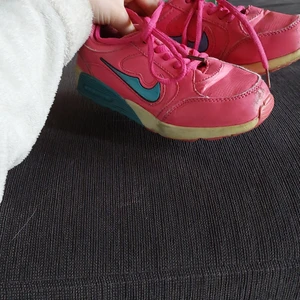 Nike - De är så fina skor men hat vuxit ur do  är bara använda max 4 gånger och kostade först 400 men säljer de för 150 hoppas någon vill köpa👟