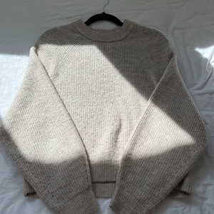 Stickad tröja - Fin användbar tröja. Säljer då jag inte använder den. Använd med Inte trasig därav priset. Passar till väldigt mycket! 