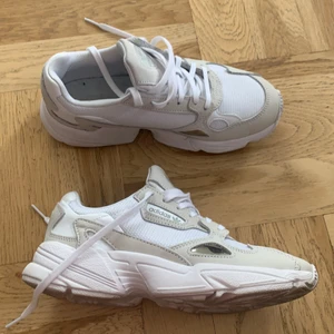 Adidas Falcon dam  - I princip helt oanvända adidas Falcon. Endast använd 2 gånger, men säljer pga har för många liknande. Men de är jättesköna!! Köpta för ca 2 månader sen. Pris kan diskuteras