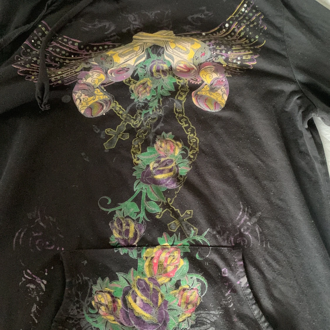 Svart tunn hoddie med en fin design - 90