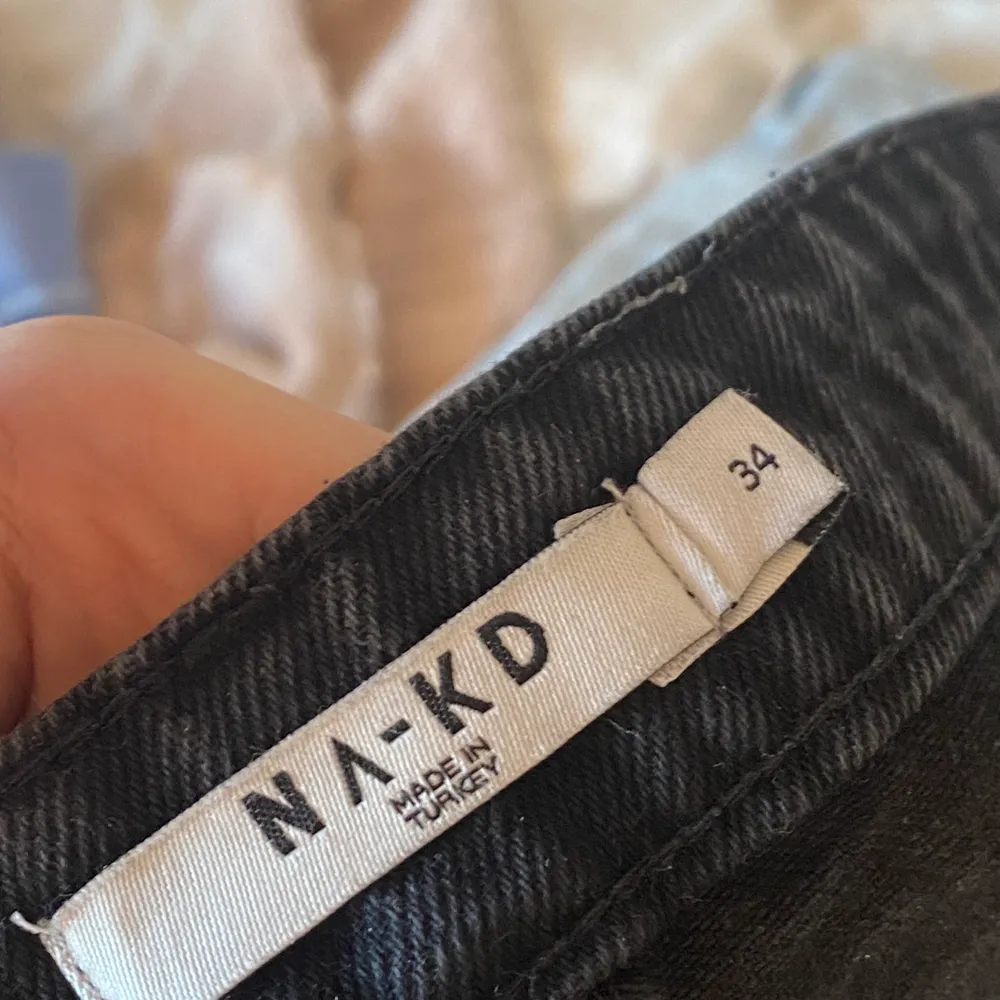 Svarta jeans från NAKD. ofta använda men är i fint skick, säljer då jag ej använder dem alls längre. . Jeans & Byxor.