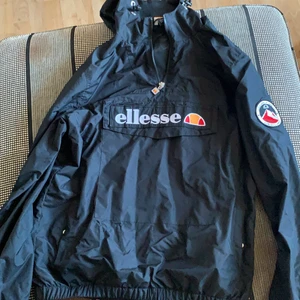 Ellesse vindjacka (L) - Riktigt schysst vindjacka som är för stor för mig. Skicket är helt jättebra då jag användt den få gånger pga att den är för stor för mig.