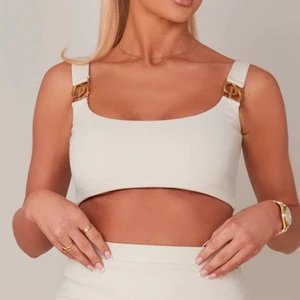 Vit topp storlek XS - Kräm vit topp med guld detaljer upp till. Den är i storlek S men skulle säga att den passar mer som XS. Den är aldrig använd.