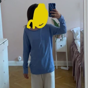 Blå tröja från bikbok  - Är ganska sliten men fortfarande fin, är ganska genomskinlig som ni ser på bilden.