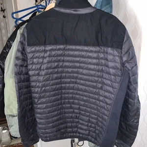 Parajumpers jacka (M) - Schysst Parajumpers jacka. Helt okej skick, finns bara ett jättelitet hål i bröstfickan.