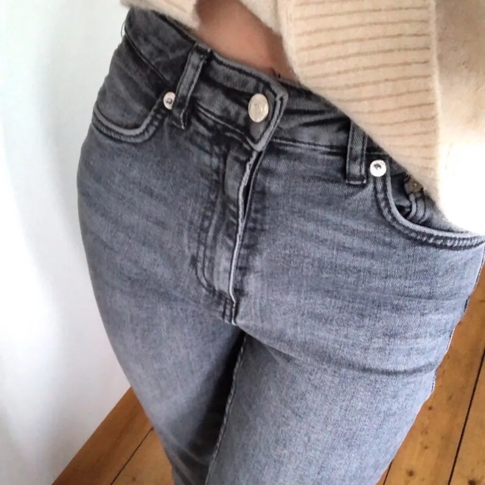ALDRIG använda endast testade zara skinny split jeans i den ljusaste gråa färgen💕Uppsydda så de passar nån som är 165, de är tyvärr förstora på mig💕Köptes för runt 400!!. Jeans & Byxor.