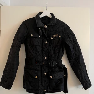 Barbour jacka  - Jätte fin jacka i bra skick, den är fint formad och sitter perfekt🖤