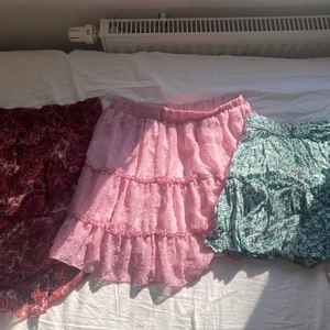 Kjolar  - Säljer 3 kjolar, alla i storlek S. Det är bara och skriva om du har frågor gällande någon av kjolarna. Säljer för 100kr st☺️Den rosa och röda kjolen är sålda💓