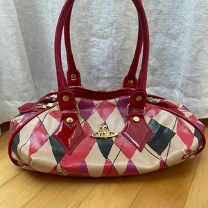 Vintage vivienne westwood  - Dö-cool vivienne westwood väska. Köpt vintage från vestiaire collevtice (som även gjorde en äkthets-koll). Dustbag medföljer! Själva väskan är ca 30x15 cm och handtagen är ca 18cm. 