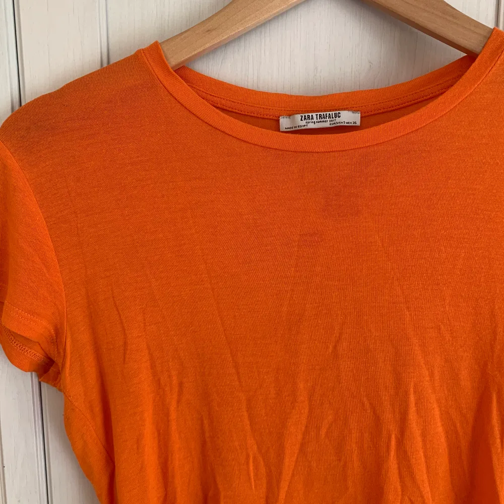 Orange t-shirt från Zara i fint skick! Tunt lite genomskinligt tyg, snygg med spetstopp under!✨✨ paketpris vid köp av flera plagg, priset kan diskuteras💫. T-shirts.