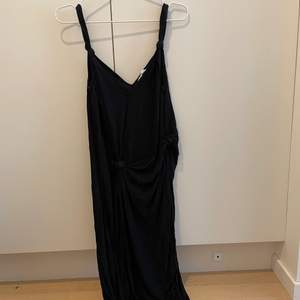 Zara sommar klänning med knyt detaljer, superluftig och mysig inför sommaren. Den är en aning lång för mig, 156 cm :) passar nog till 160 och över 